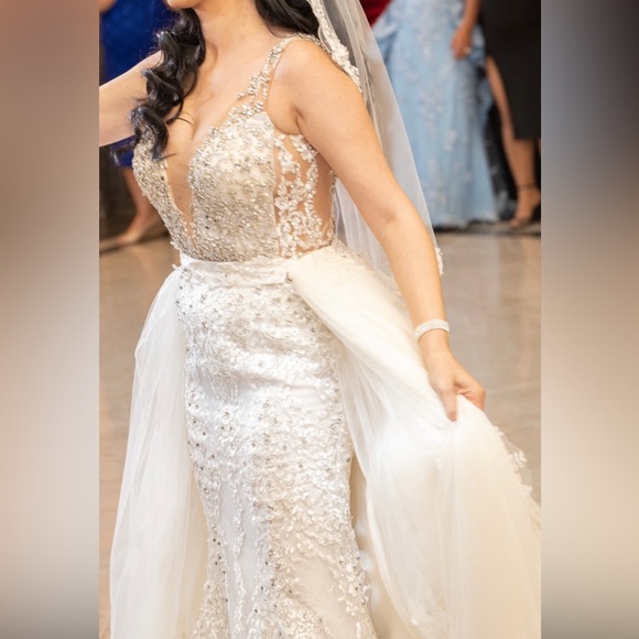 Swarovski Crystal diamond white wedding dress. - Picture 3 of 4